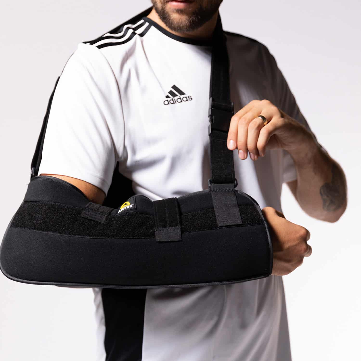 A man with a ARYSE METFORCE SHOULDER brace from ARTIK Medical Supply.